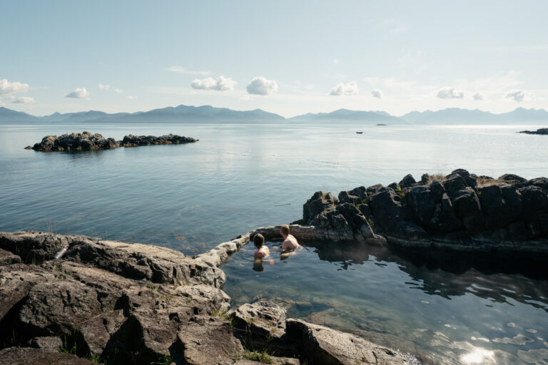 Two guests at G̱andll K’in Gwaay.yaay (Hotspring Island).